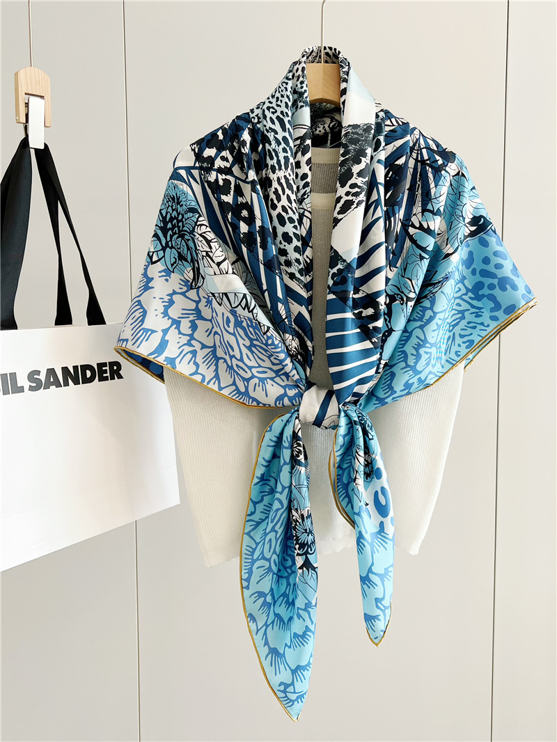 Zijden sjaal met leeuwenprint  - Travel Accessories Luxury recensie en prijs
